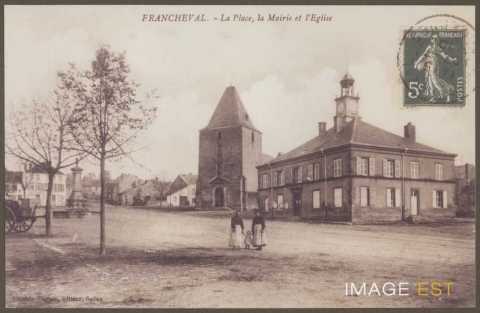 La place, la mairie et l'église (Francheval)
